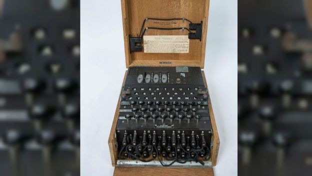 Essa máquina de 1944 era uma das utilizadas por nazistas para escrever mensagens secretas  (Foto: Foto: Universidade de Cambridge / Via BBC News Brasil)