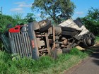 Caminhão carregado com trigo tomba em rodovia de Itararé 