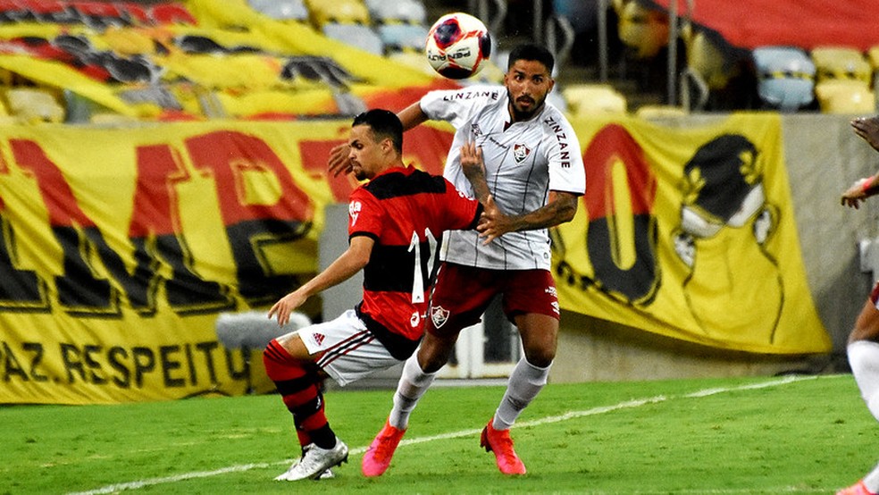 Igor Julião sofreu na lateral, mas brilhou pelo meio — Foto: Mailson Santana / Fluminense FC