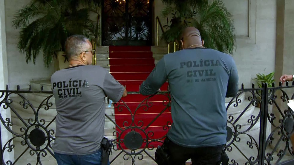 Policiais civis chegam ao prédio onde mora Garotinho, na Zona Sul do Rio — Foto: Reprodução/TV Globo