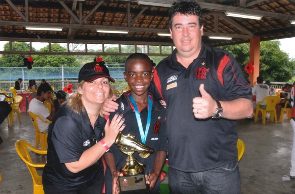 Vinícius Júnior ao lado de Valéria e Cacau na escolinha do Flamengo — Foto: Arquivo Pessoal