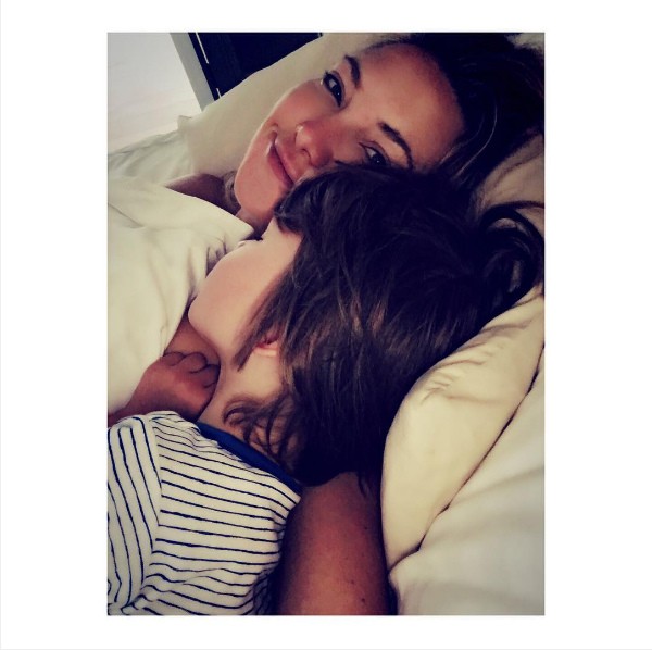 A atriz Kate Hudson com o filho mais novo (Foto: Instagram)