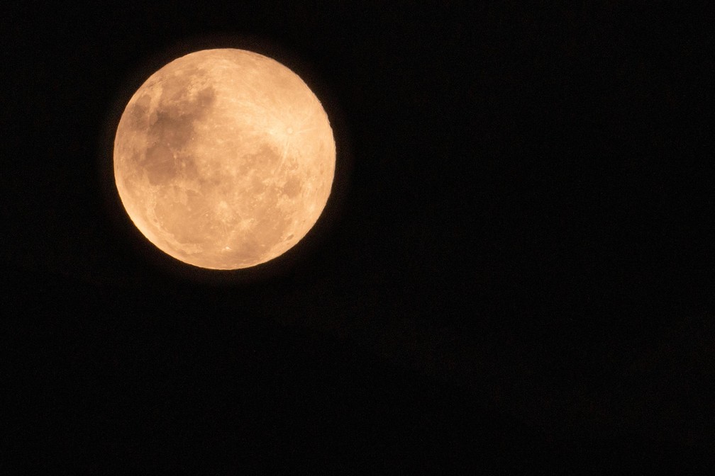 Superlua é observada em Lapinha da Serra, distrito de Santana do Riacho, que fica cerca de 140 km de Belo Horizonte (MG), nesta noite de segunda-feira (26) — Foto: Rodney Costa/Futura Press/Estadão Conteúdo