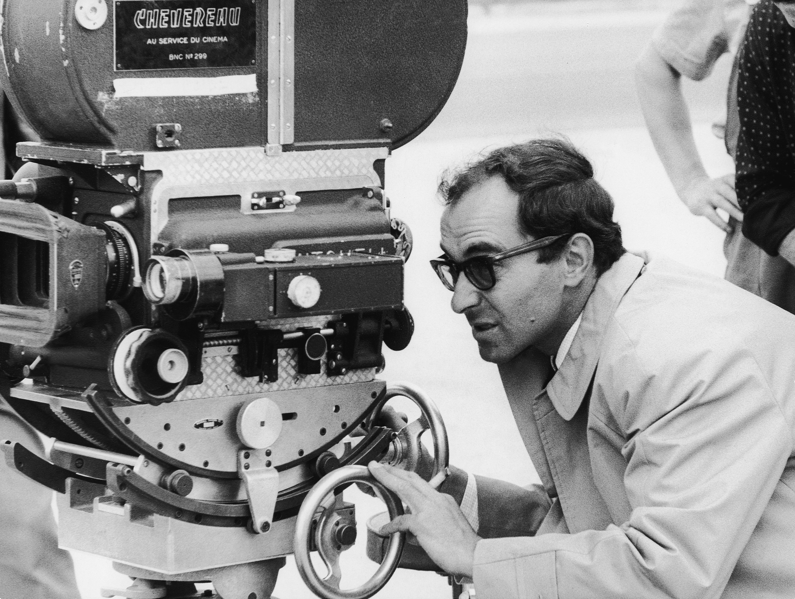 (GERMANY OUT) Der französische Regisseur Jean-Luc Godard blickt durch eine Kamera der Marke Chevereau während der Dreharbeiten zu dem Film "Elf Uhr nachts". Undatiertes Foto. (Photo by team-press X/ullstein bild via Getty Images) (Foto: ullstein bild via Getty Images)