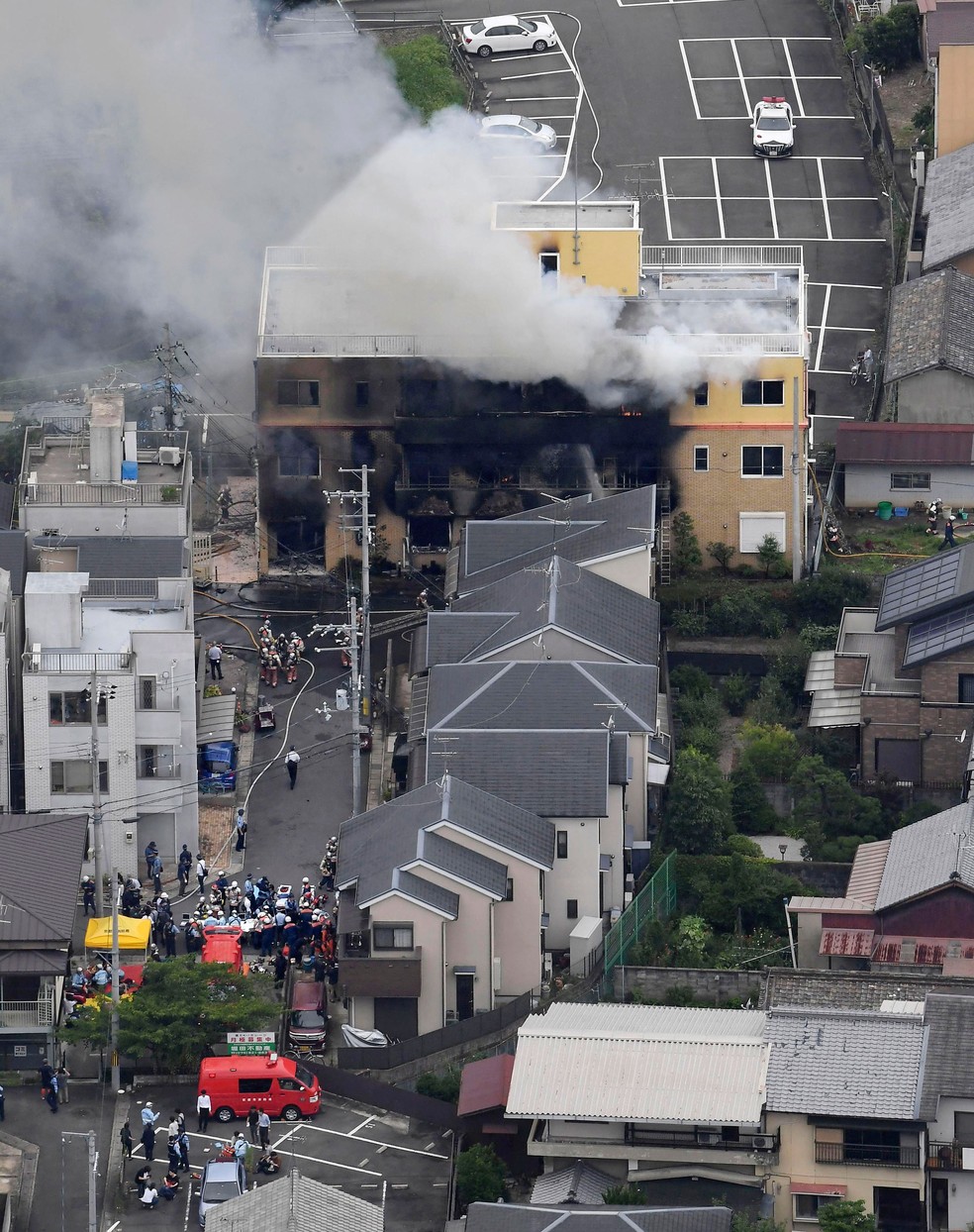 Fumaça sai do prédio de três andares da Kyoto Animation, no oeste do Japão, nesta quinta-feira (18)  — Foto: Kyodo News / via AP Photo