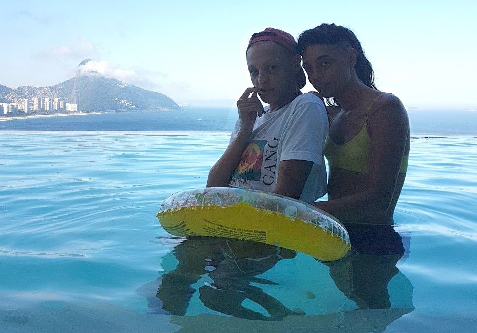 Bem plenas na piscina, com esse solzo que faz no Rio. (Foto: Multishow)