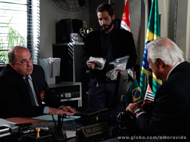 César entrega a encharpe e as xícaras para análise (Foto: Ellen Soares/ TV Globo)