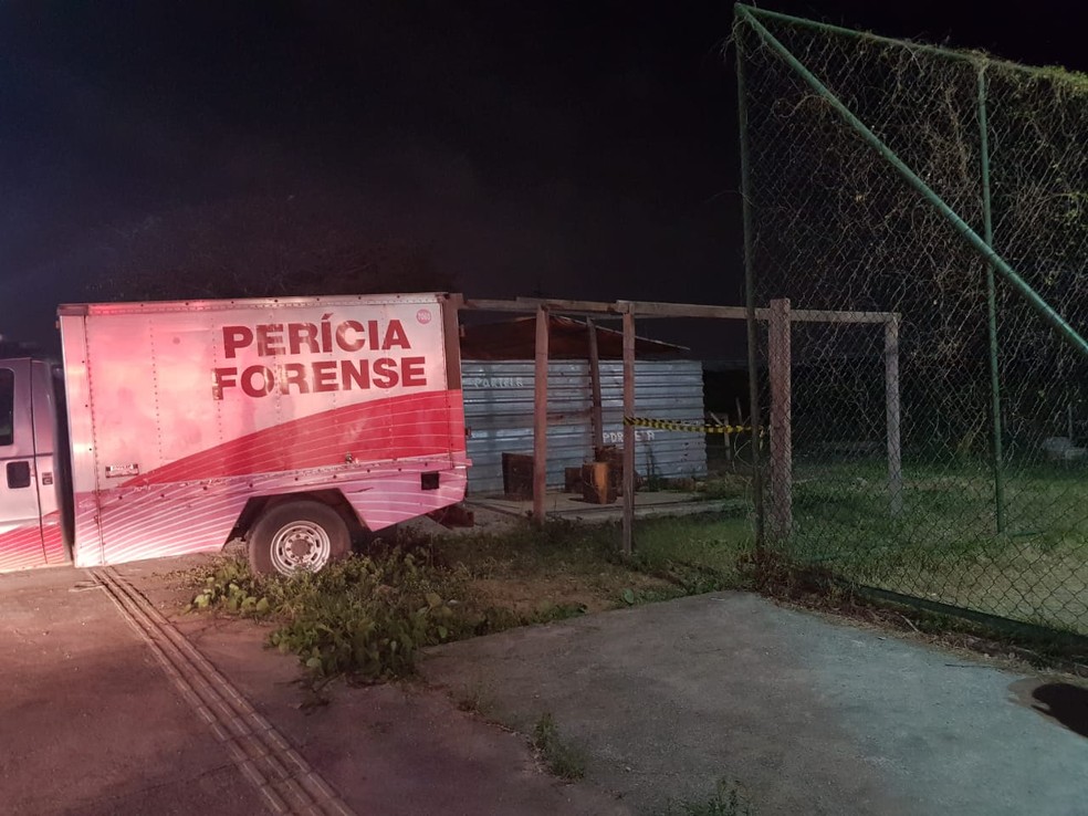 Mulher Ã© encontrada morta ao lado de campo de futebol em Fortaleza. â€” Foto: Rafaela Duarte/Sistema Verdes Mares 
