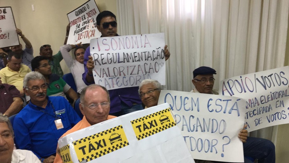 Taxistas tambÃ©m se manifestaram na galeria â Foto: HeloÃ­sa GuimarÃ£es/Inter TV Cabugi