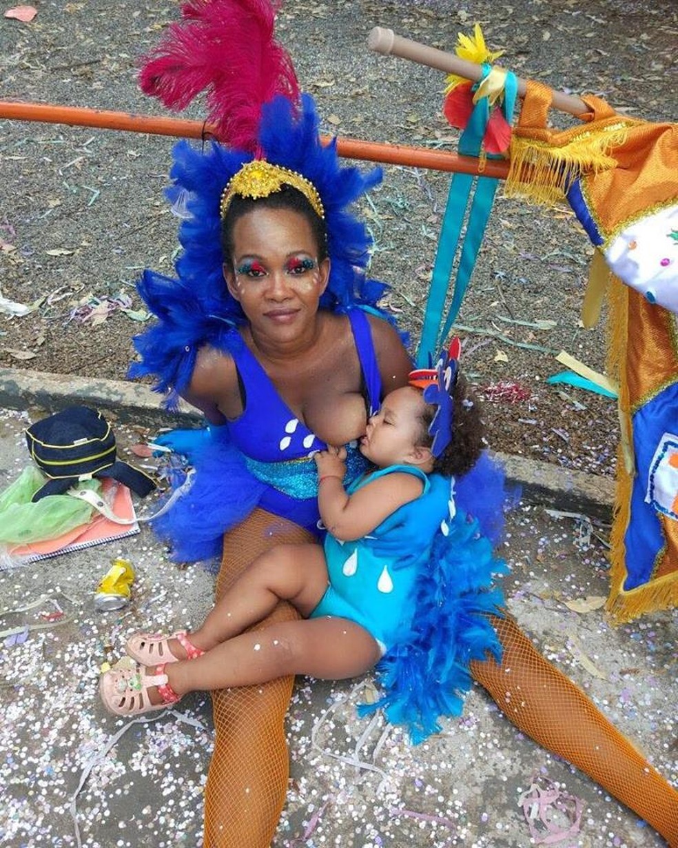 Foliã amamenta bebê no bloco infantil Tindôtetê, em São Paulo (Foto: Divulgação/Tindôtetê)