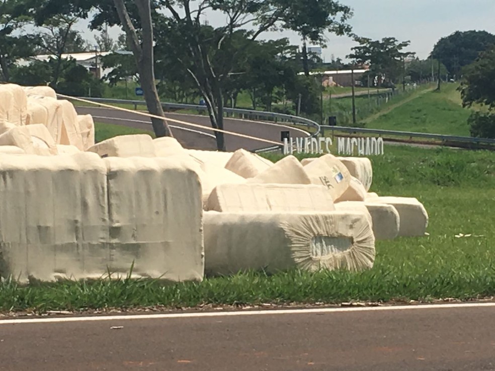 Carreta com algodão tombou em Álvares Machado (Foto: Valmir Custódio/G1)