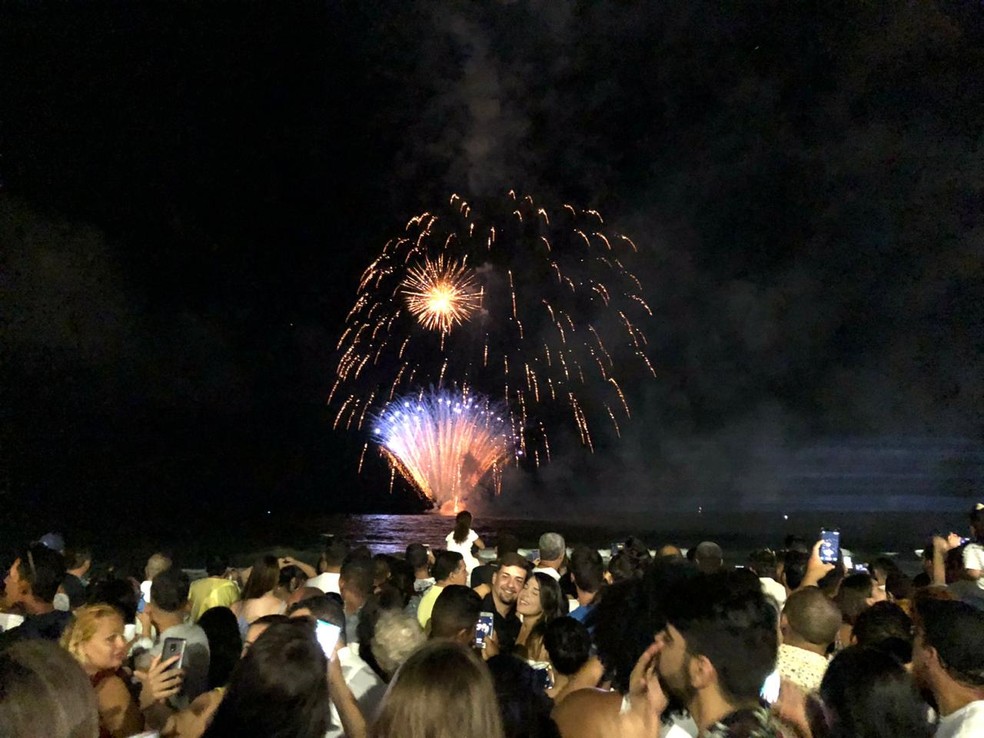 Show de fogos em Boa Viagem dá as boas-vindas a 2019, na Zona Sul do Recife — Foto: Pedro Alves/G1
