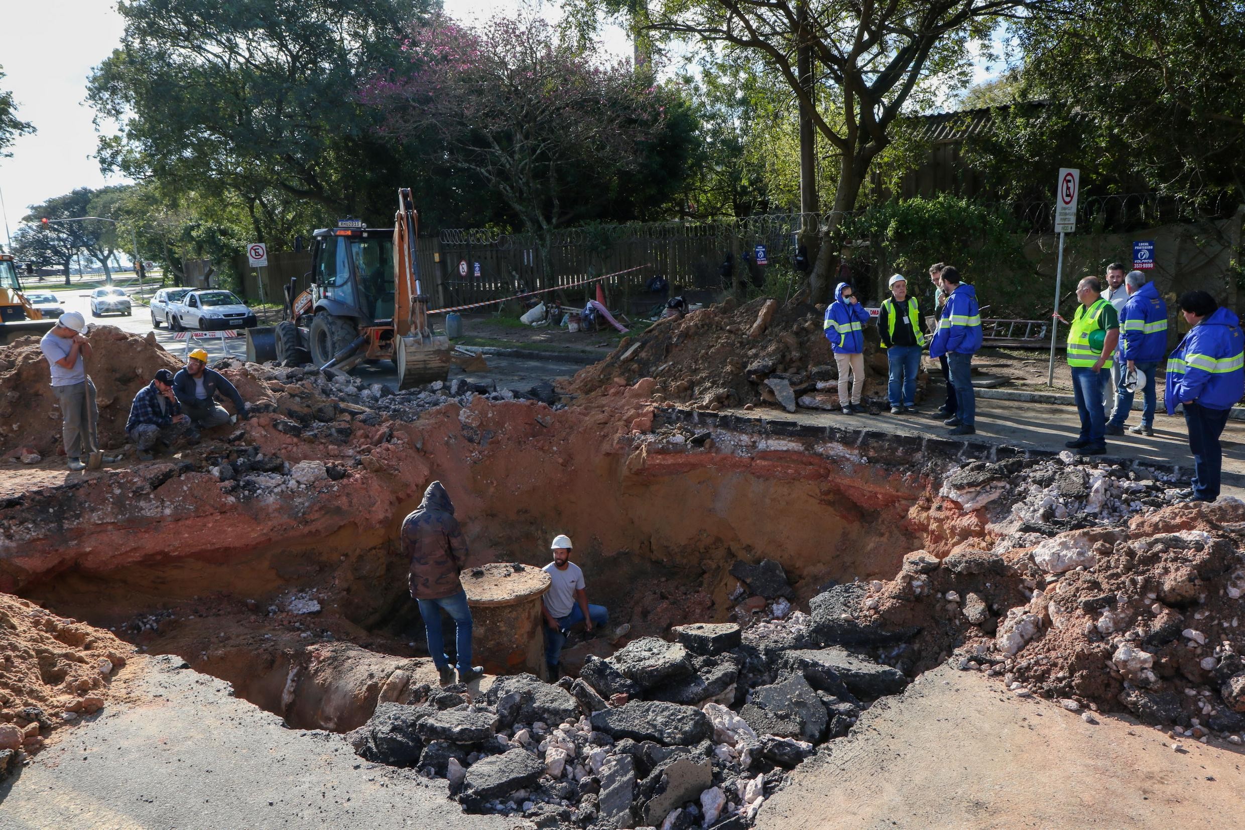Obras em cratera aberta em avenida de Porto Alegre seguem no fim de semana, diz prefeitura