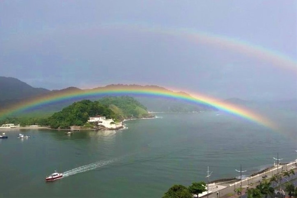 Arco-íris duplo apareceu na orla de Santos, SP — Foto: Grazielle Diniz
