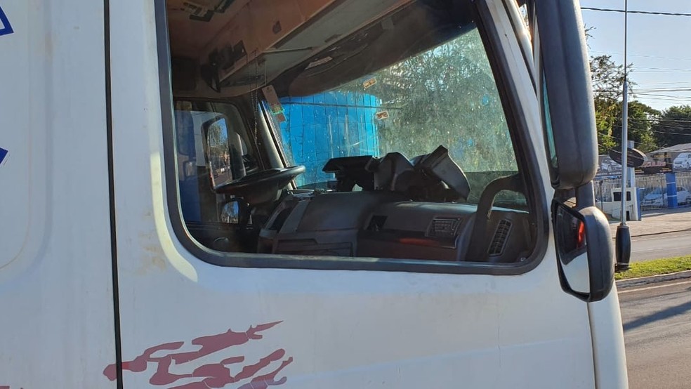 Segundo caminhoneiro, ele descansava na cabine quando foi atacado por três homens, pelo menos um deles armado — Foto: Laperuta/Passando a Régua