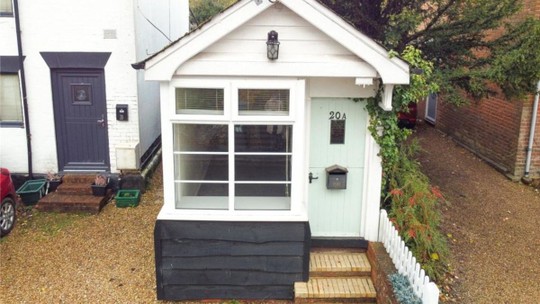 Com menos de 2,5 m de largura, 'menor casa do Reino Unido' está à venda por mais de R$ 1 milhão