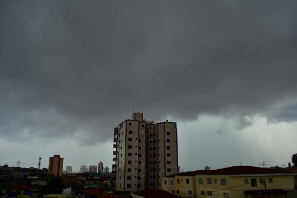 Chuva em São Paulo, neste domingo (25). Na foto nuvens carregadas, na zona norte da capital — Foto: ROBERTO CASIMIRO/FOTOARENA/FOTOARENA/ESTADÃO CONTEÚDO