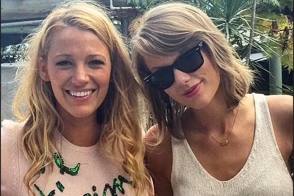 A atriz Blake Lively com a amiga cantora Taylor Swift (Foto: Instagram)