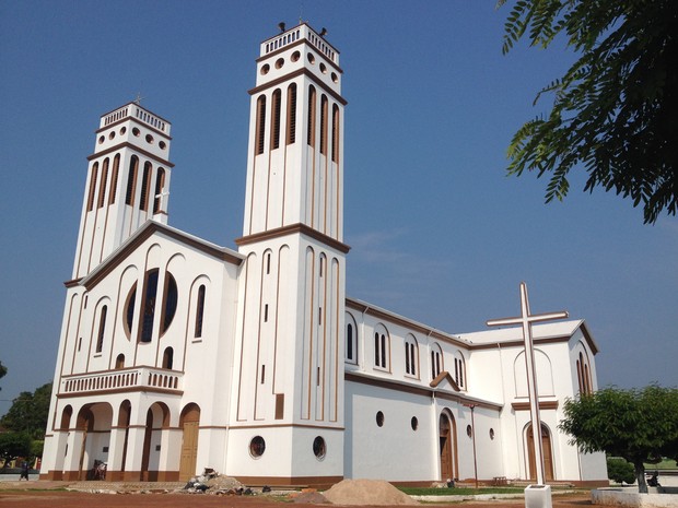 Catedral de Nossa Senhora dos Seringueiros foi inaugurada em 1971 é em um dos cartões postais de Guajará-Mirim. (Foto: Júnior Freitas/G1)