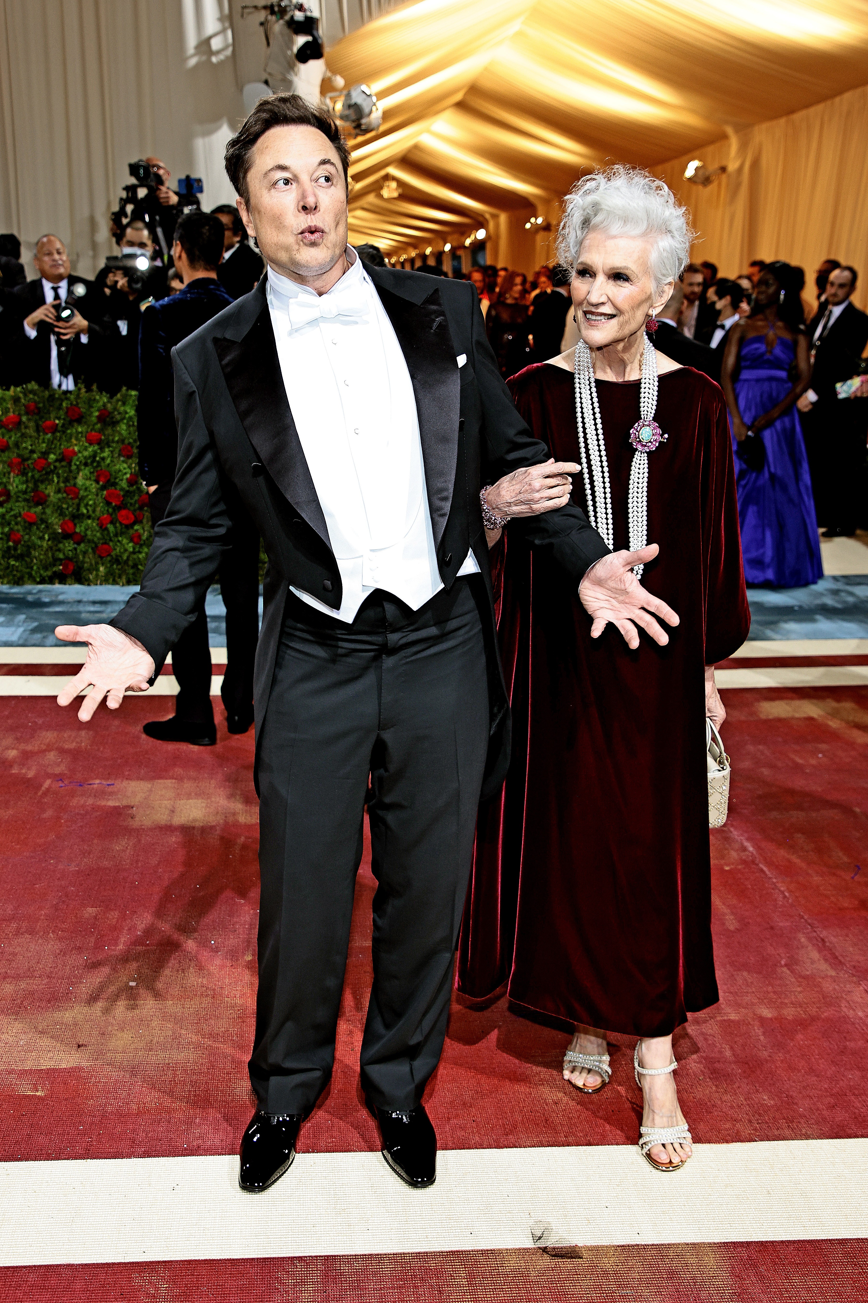 NEW YORK, NEW YORK - MAY 02: (L-R) Elon Musk and Maye Musk attend The 2022 Met Gala Celebrating "In America: An Anthology of Fashion" at The Metropolitan Museum of Art on May 02, 2022 in New York City. (Photo by Dimitrios Kambouris/Getty Images for The Me (Foto: Getty Images for The Met Museum/)