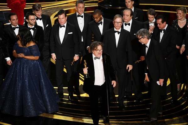 Charles B. Wessler, elenco e equipe de 'Green Book' aceitam o prêmio de Melhor Filme no palco durante o 91º Annual Academy Awards no Dolby Theater (Foto: Getty Images)
