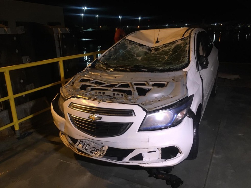Carro foi retirado do mar e passou por perícia após acidente em balsa no litoral de SP — Foto: Solange Freitas/G1