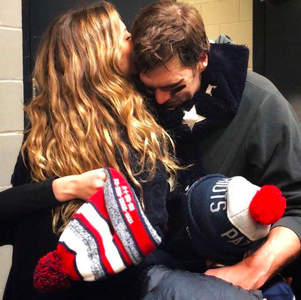 A modelo brasileira Gisele Bündchen abraçada ao marido e os filhos após a derrota do Patriots no Super Bowl 2018 (Foto: Instagram)