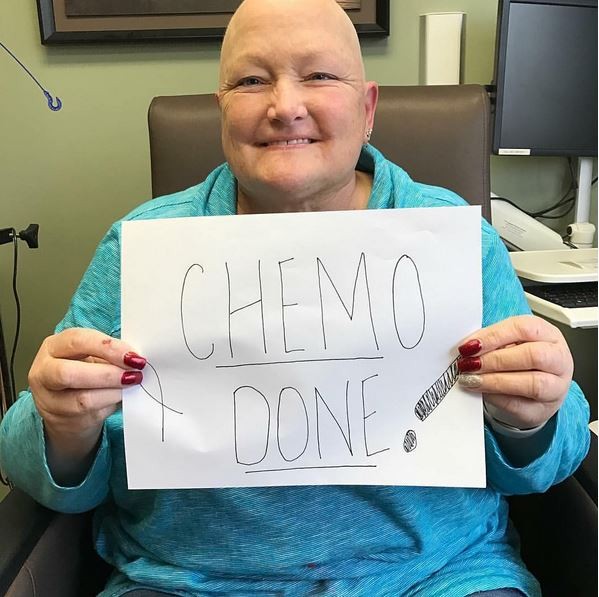 Debbie Rowe comemora fim da quimioterapia (Foto: Reprodução)
