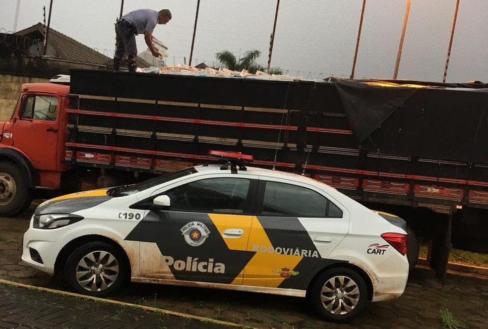 Cigarros contrabandeados foram apreendidos em Nantes — Foto: Cedida/Polícia Militar Rodoviária