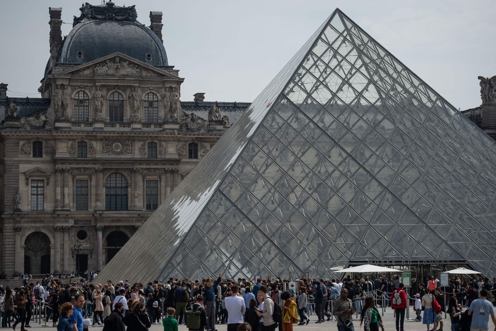 Visitantes fazem fila para entrar no Louvre — Foto: AFP