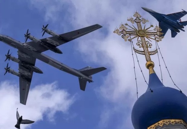 Ensaios para desfile da vitória deste ano aconteceram no céu de Moscou na quarta-feira (Foto: REUTERS via BBC)