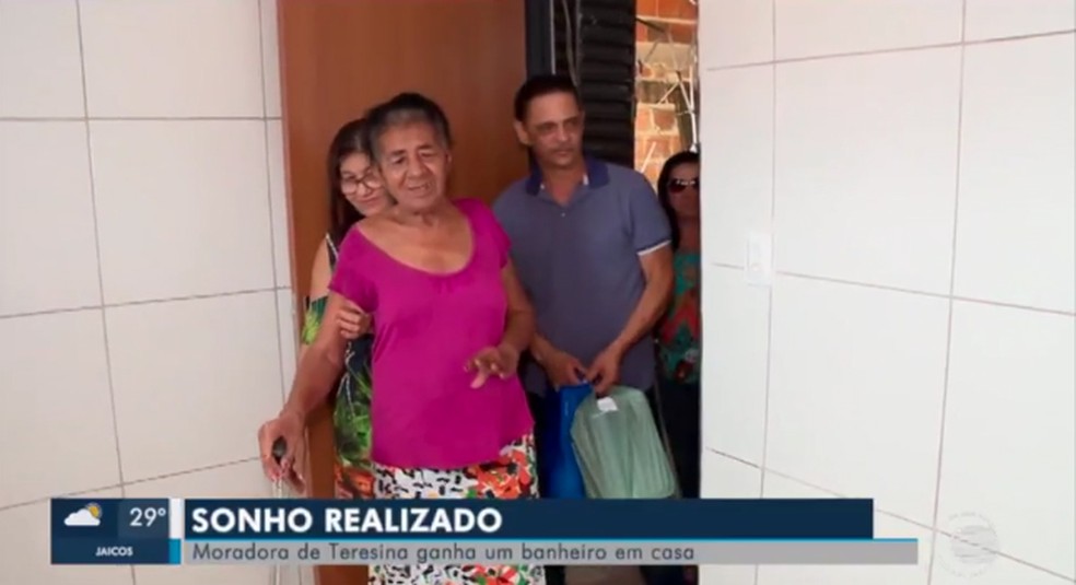 Moradora ganhou banheiro em casa aos 59 anos — Foto: Reprodução/TV Clube
