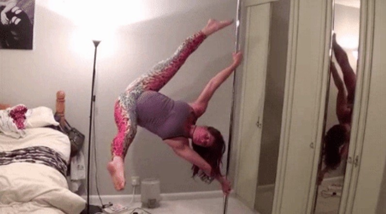 Britânica pratica pole dance pouco antes de dar à luz