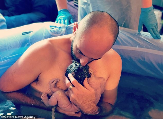 David com Miles após o parto (Foto: Reprodução/Daily Mail)