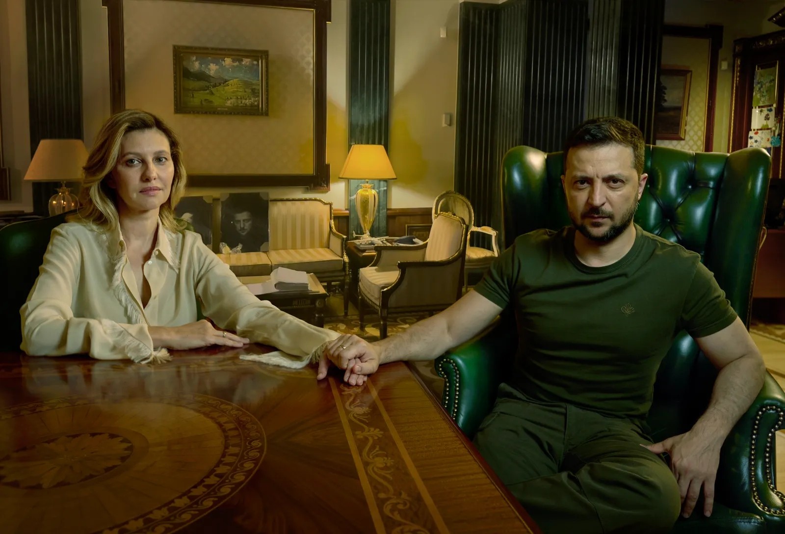 De mãos dadas Zelenska e o presidente Volodymyr Zelenskyy no complexo do escritório presidencial em Kiev.(Foto: ANNIE LEIBOVITZ) Zelenska é a capa da VOGUE Internacional (Foto: ANNIE LEIBOVITZ)
