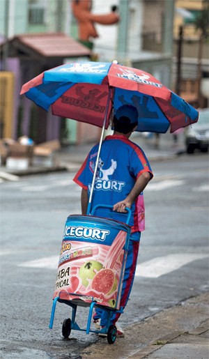 Vendedor de Icegurt em  São Paulo: em busca de um  novo produto  para oferecer  nos semáforos (Foto: Alexandre Severo)
