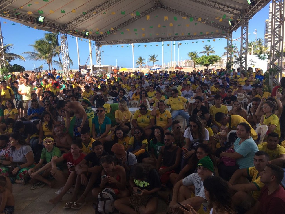 Estrutura na Praia de Iracema abriga centenas de torcedores (Foto: Wânyffer Monteiro/TV Verdes Mares)