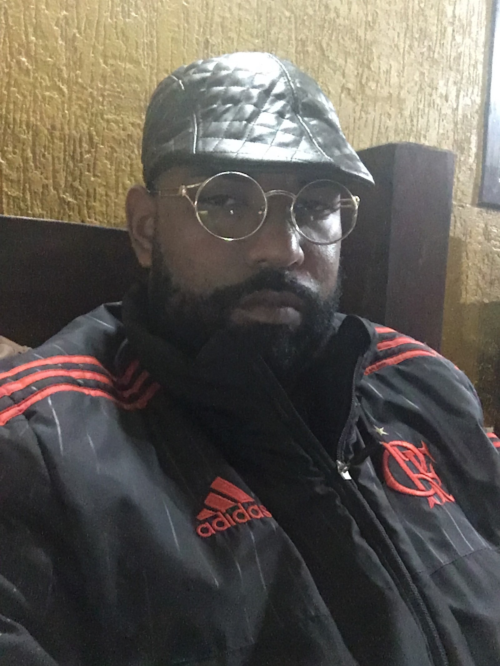 O miliciano Tandera com óculos de armação dourada, boina e barba — Foto: Reprodução