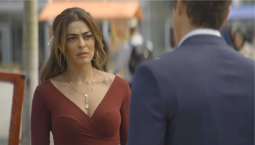 Maria da Paz (Juliana Paes) não gosta da proposta de Régis (Reynaldo Gianecchini) e o despacha, em 'A Dona do Pedaço' — Foto: TV Globo