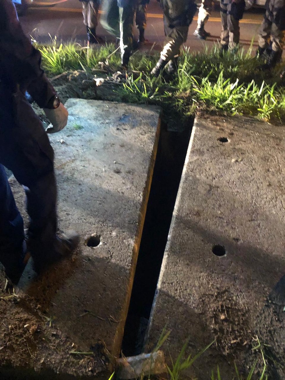 Adolescente entrou dentro de tubulação de esgoto em Florianópolis — Foto: PM/Divulgação