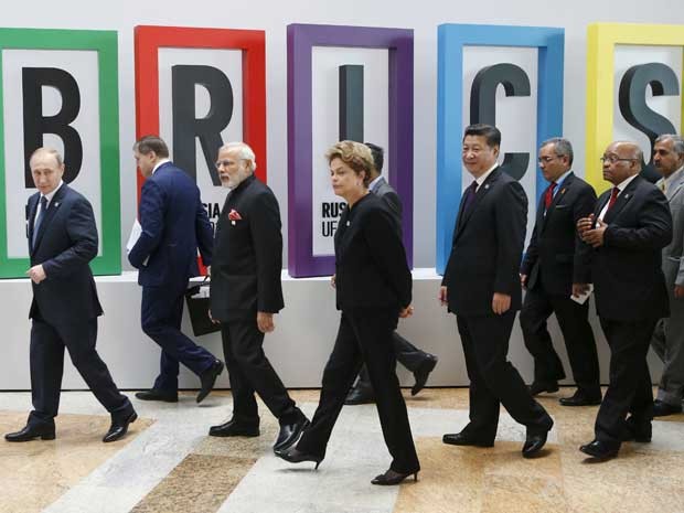 O presidente russo, Vladimir Putin; o primeiro-ministro da Índia, Narendra Modi; a presidente Dilma Rousseff; o presidente da China, Xi Jinping; e o presidente da África do Sul, Jacob Zuma, após cerimônia da VII Cúpula do Brics (Foto: Sergei Karpukhin / Reuters)