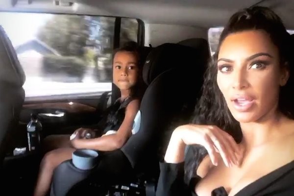 A socialite Kim Kardashian com sua vestimenta ousada na companhia da filha mais velha, North (Foto: Instagram)