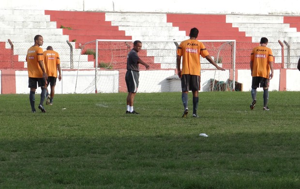Roberval Davino, novo técnico do CRB, comandou primeiro treino no clube (Foto: Henrique Pereira/ Globoesporte.com)
