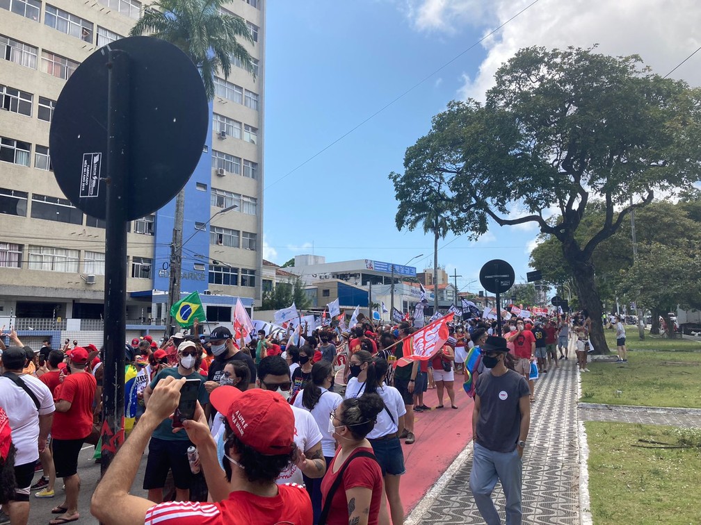 João Pessoa: manifestantes em caminhada para o Parque da Lagoa às 10h56. — Foto: Lara Brito