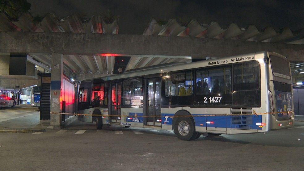Homem é atropelado por ônibus na saída do Terminal Santana na noite desta sexta-feira (5), na Zona Norte de São Paulo. — Foto: Reprodução/TV Globo