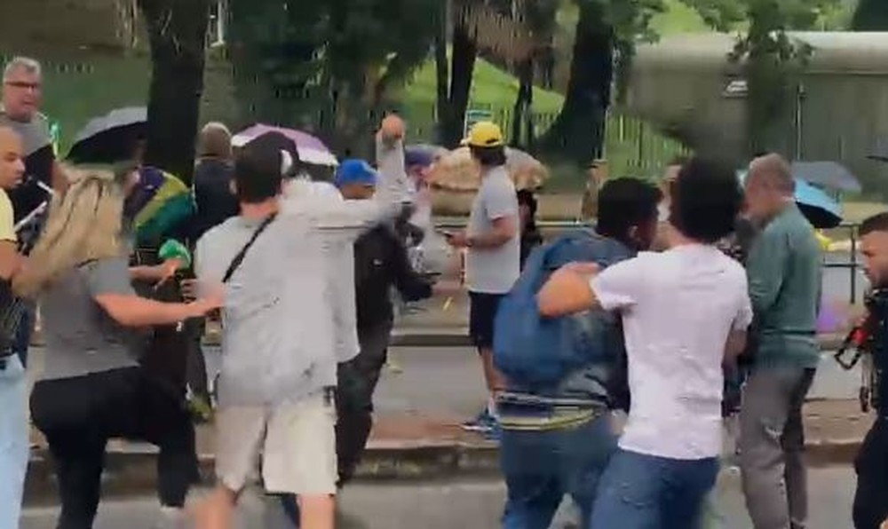 Bolsonaristas agridem jornalistas durante ação de desmonte de acampamento em Belo Horizonte