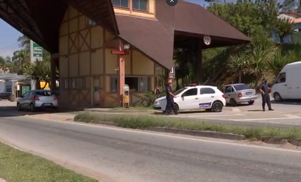 Barreira foi montada em São Roque com o objetivo de evitar aglomeração — Foto: Reprodução/ TV TEM