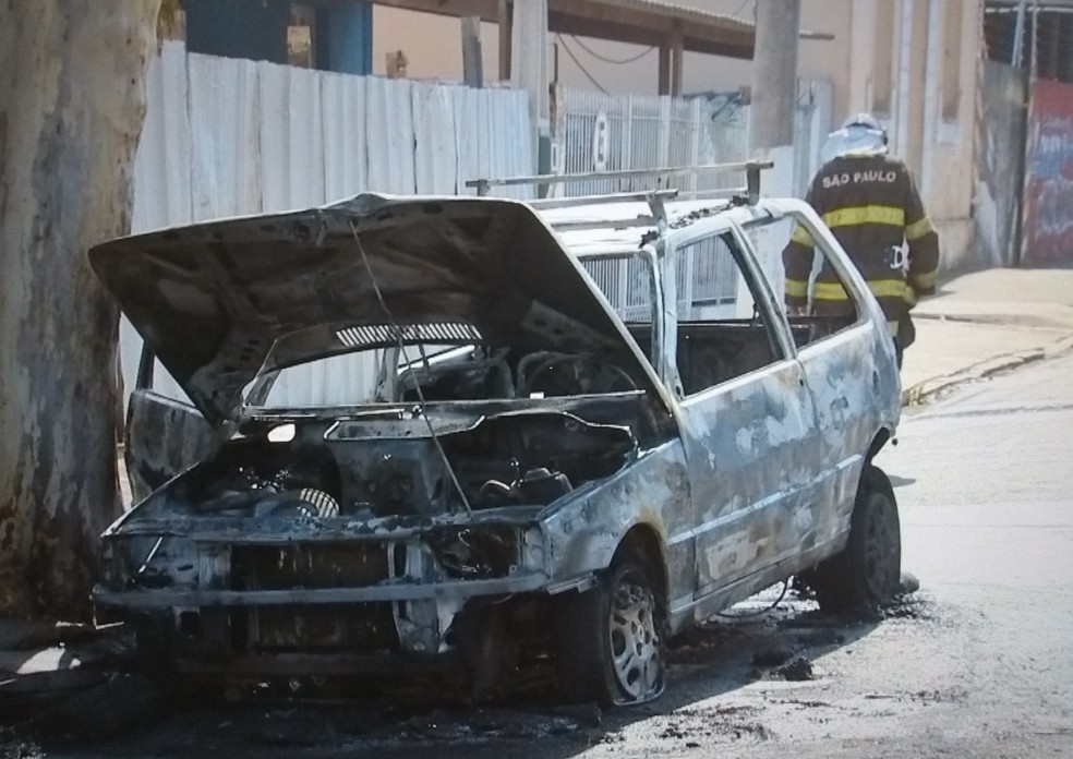 Carro pega fogo no centro de Itapetininga e fica destruído — Foto: Arquivo Pessoal/Mike Adas