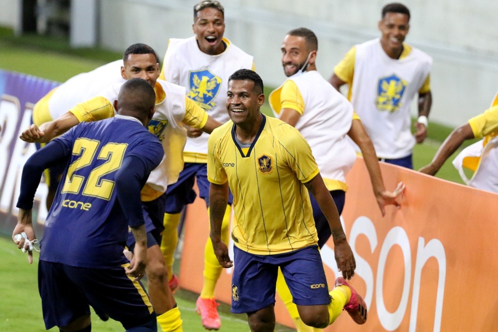 Renato Henrique comemora gol sobre o Sport pelo Retrô — Foto: Marlon Costa/Pernambuco Press