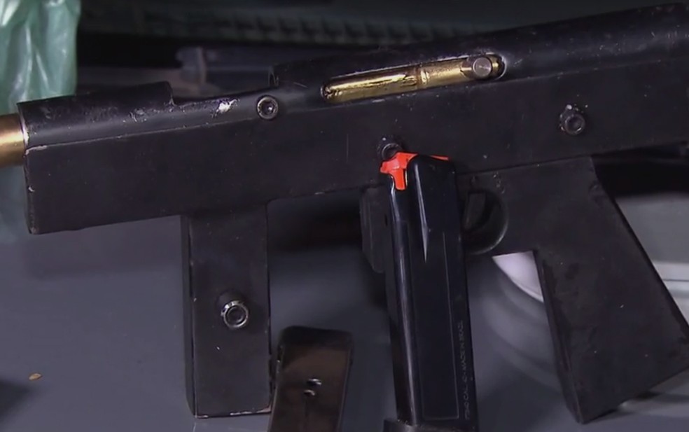 Submetralhadora foi apreendida pela Polícia Militar (Foto: Reprodução/TV Globo)